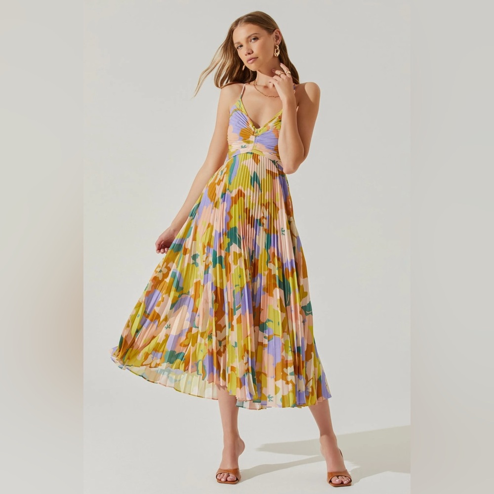 Astr Backless Floral Pleated Dress